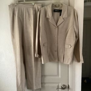 Wm 18 Sag Harbor Dress Suit Beige 2-piece